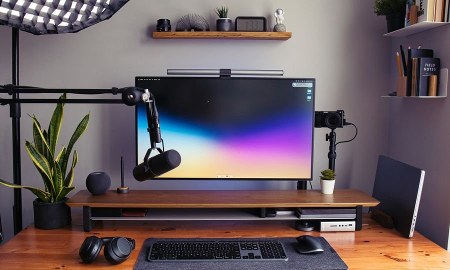 Setup de criação com monitor, microfone e camera